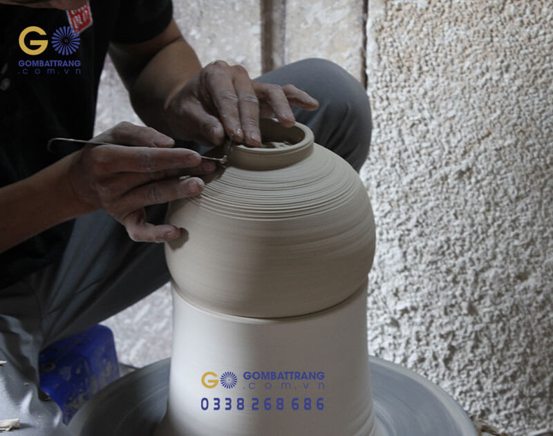 Sản phẩm gốm Bát tràng qua nhiều giai đoạn thủ công chau chuốt, cắt gọt tỉ mỉ