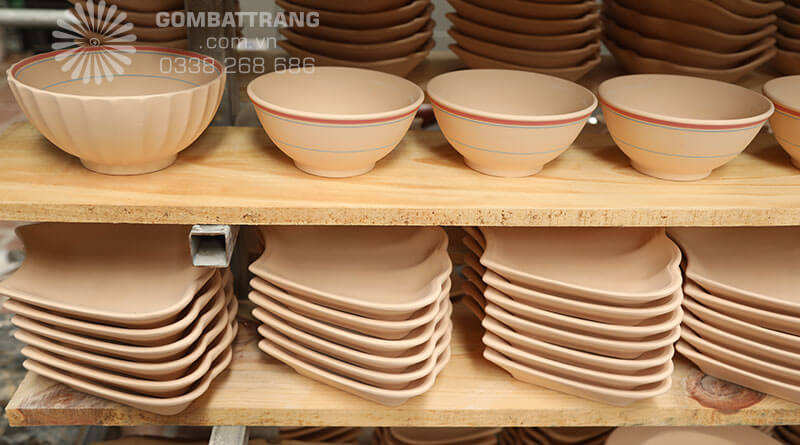 Ảnh chi tiết các bát đĩa mộc được phơi khô trên giá trước khi vẽ và nhúng men