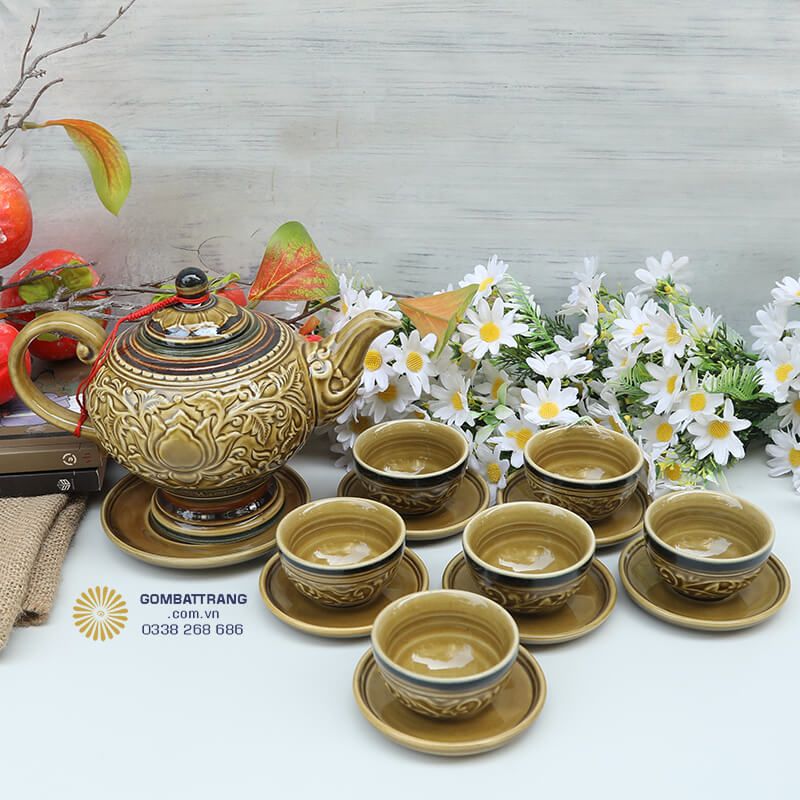 Bộ ấm chén bát tràng giá rẻ gây ấn tượng ngay từ cái nhìn đầu tiên với tông màu nâu vàng ấm áp, sang trọng