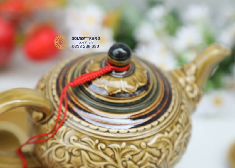 Điểm nhấn đặc biệt của bộ ấm chén đẹp sang trọng là họa tiết hoa sen nổi được chạm khắc tinh xảo