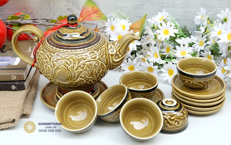 Bộ Ấm Chén Sang Trọng Với Chén Trà Tinh Xảo