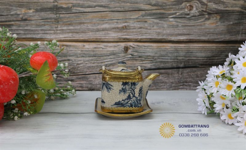 Ấm trà men rạn vuông Bát Tràng vẽ sơn thủy hữu tình, nắp đồng sáng bóng, thể hiện đẳng cấp tinh tế