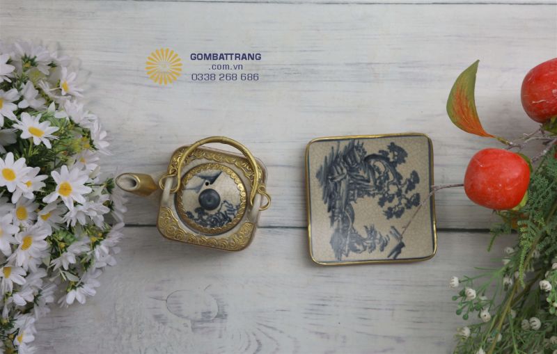 Nắp ấm đồng ánh kim vừa giữ nhiệt vừa tạo vẻ sang trọng, nổi bật trên nền men rạn cổ điển Bát Tràng