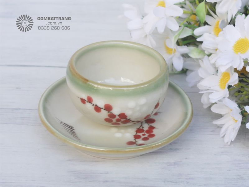 Chén và đĩa lót dày dặn, men sáng bóng