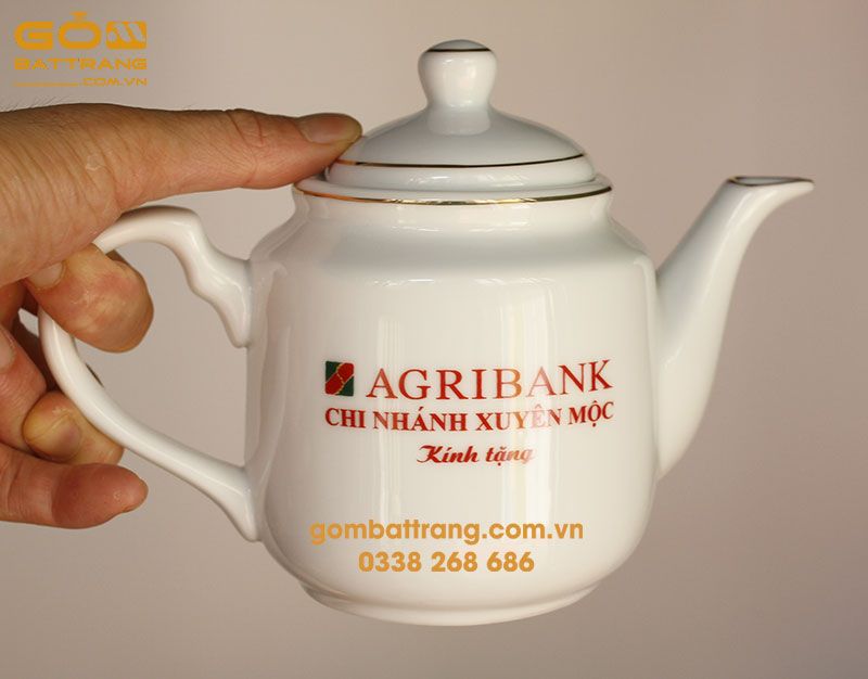 Hộp đựng quà bên trong lót lụa trống xóc, giấy xi trống thấm, lắp hộp được in logo theo yêu cầu