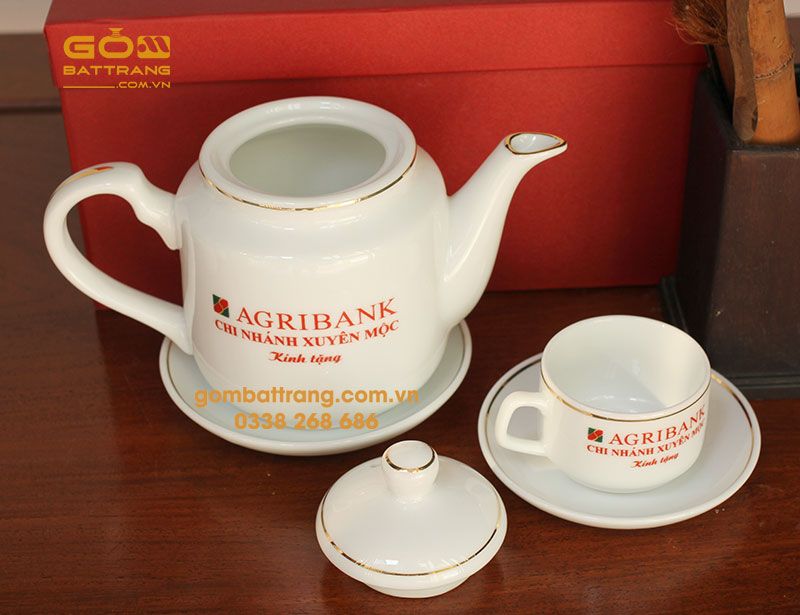 Ấm chén in logo Bát Tràng được in logo và hấp nhiệt lần 2 với nhiệt độ 800 độ C giúp logo được sáng bóng bền , đẹp