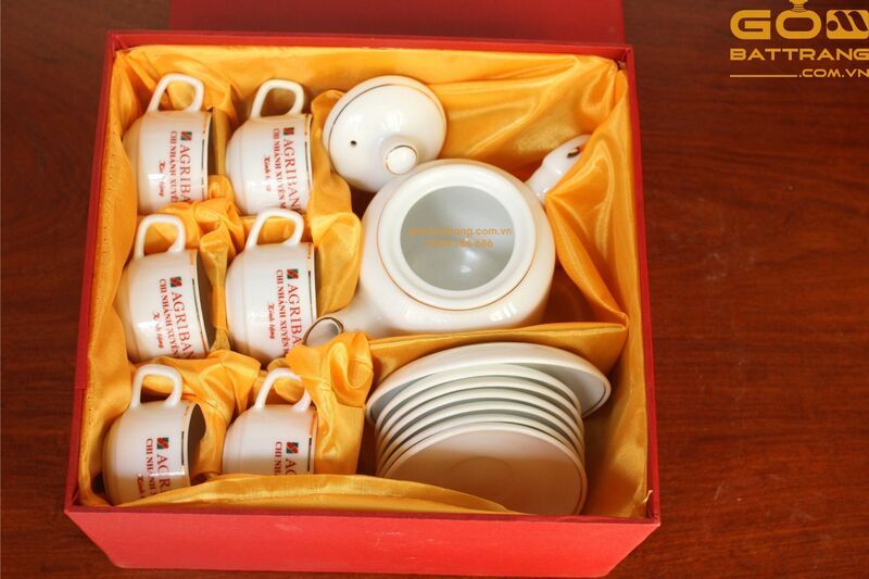 Lỗ lọc trà thiết kế theo kiểu tổ tò vò giúp lọc trà rất tốt và không bị tắc nướ ở vòi ấm
