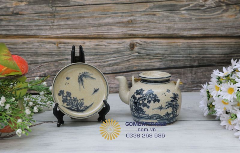 Đĩa lót chén men rạn cổ vẽ tay đồng bộ cùng họa tiết, giúp cố định chén, tạo tổng thể hài hòa và thanh lịch cho bộ ấm chén men rạn cổ khi bày trên bàn trà