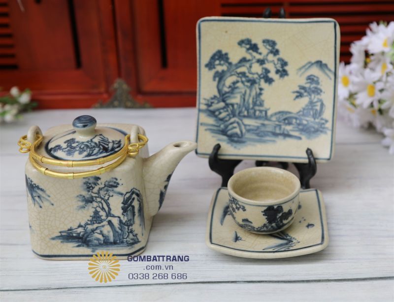 Đĩa kê dáng vuông họa cảnh đồng quê đồng bộ với ấm, tạo tổng thể sang trọng, sạch sẽ