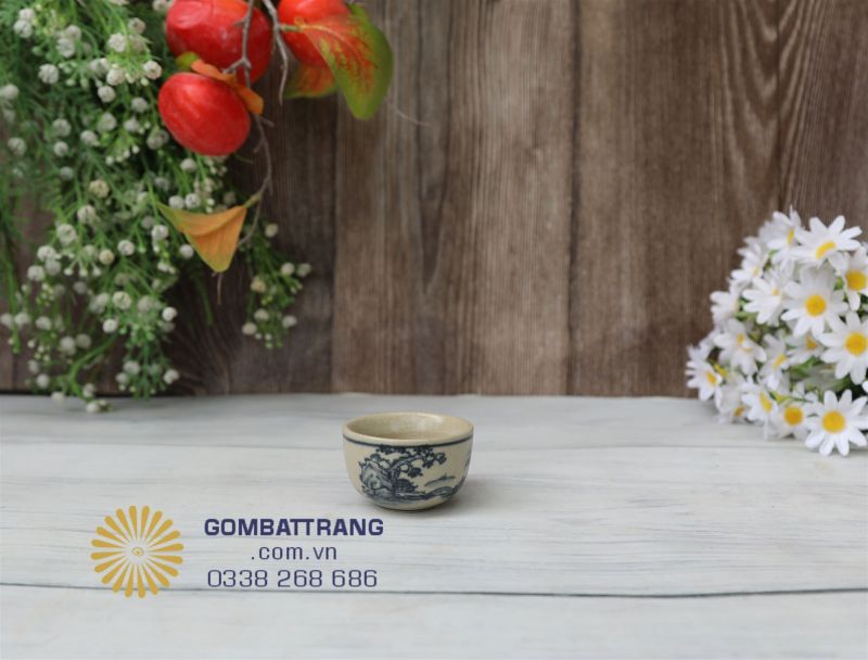 Chén men rạn tinh tế làm nổi bật sắc trà