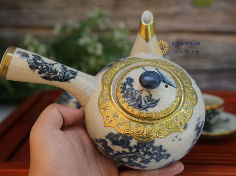 Ấm trà men rạn sơn thủy lam cổ – dáng quai chuôi thanh lịch, vẽ tay tinh xảo, đậm chất gốm Bát Tràng