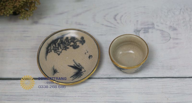 Đĩa lót chén men rạn cổ tinh tế, giúp bộ trà thêm cân đối và sang trọng trong từng chi tiết