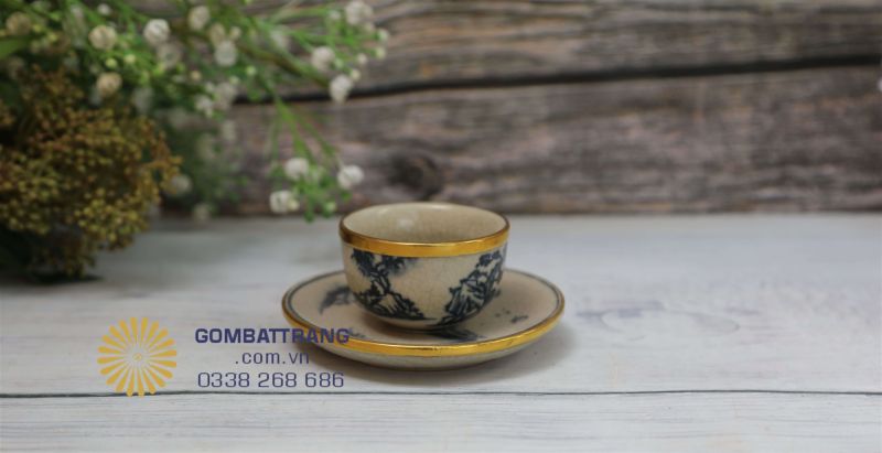 Chén trà men rạn Bát Tràng nhỏ nhắn, men rạn loang tự nhiên, tôn hương vị trà Việt cổ truyền