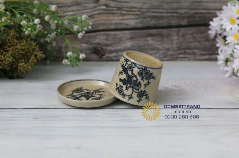 Chén trà men rạn dày dặn, men sáng mịn, họa tiết hoa mai thanh thoát, uống trà thơm ngon hơn.