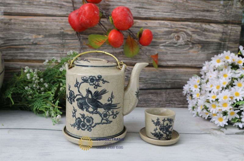 Ấm trà men rạn vẽ tay chim én hoa mai tinh xảo, giữ nhiệt tốt, sang trọng và tinh tế