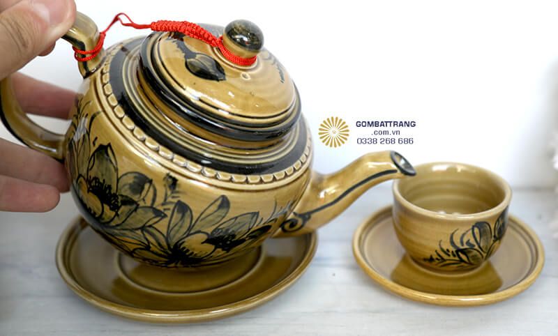 Sự kết hợp giữa gam màu nâu vàng ấm áp và họa tiết hoa mẫu đơn đen tương phản tạo nên vẻ đẹp cổ điển, quý phái