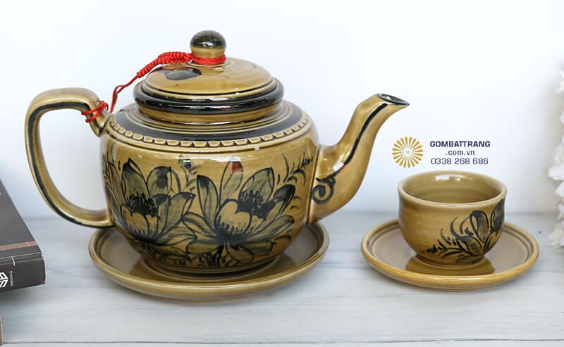Vòi ấm thiết kế cong vút mềm mại, tay cầm chắc chắn, giúp việc rót trà trở nên dễ dàng và thuận tiện hơn