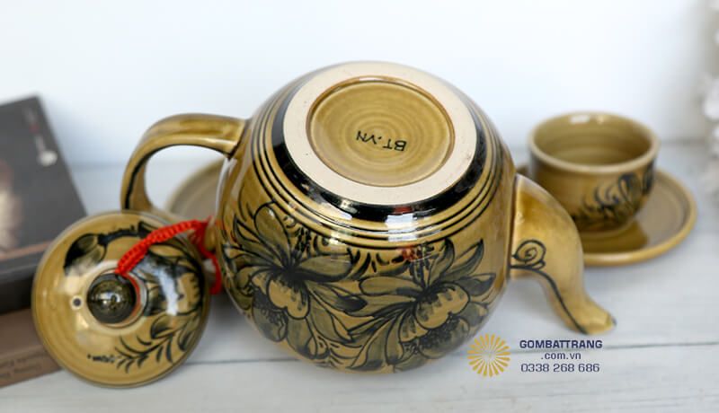 Chất liệu gốm sứ Bát Tràng giữ nhiệt tốt, giúp giữ hương vị trà nguyên vẹn trong suốt quá trình thưởng thức