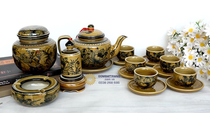 Họa tiết hoa mẫu đơn trên thân ấm không chỉ đẹp mắt mà còn mang ý nghĩa phong thủy về sự giàu sang, phú quý, thịnh vượng