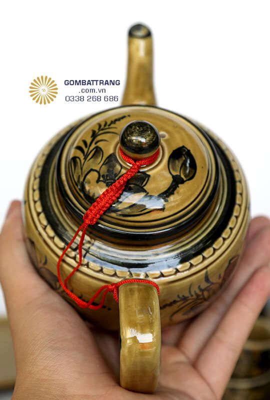 Chọn bộ ấm chén trà Bát Tràng màu nâu vàng là lựa chọn hoàn hảo cho những ai yêu thích sự cổ điển kết hợp với hiện đại