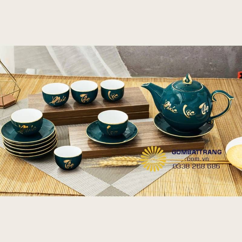 Cận cảnh họa tiết chữ thư pháp “Phúc – Lộc – Thọ” vẽ vàng kim trên nền men xanh, mang ý nghĩa phong thủy may mắn, thịnh vượng và sức khỏe trường thọ.