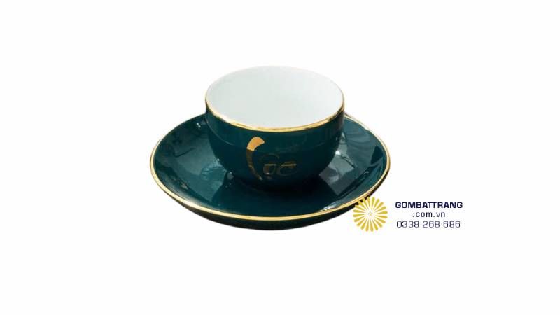 Đường chỉ vàng 24K chạy dọc miệng chén và vành đĩa lót, nung ở nhiệt độ 1300°C, tạo khung viền bền màu, xa hoa và hoàn toàn an toàn cho người dùng