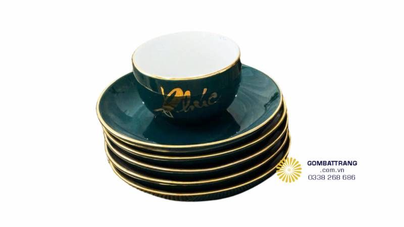 Đĩa lót gờ cao với viền chỉ vàng kim tinh xảo, giữ chén ổn định, chống trơn trượt, đồng thời tôn lên sự chỉn chu và trang trọng khi mời trà khách.