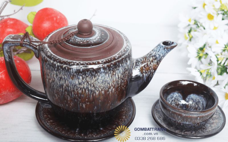 Nắp ấm được thiết kế tinh xảo với núm tròn dễ cầm nắm, điểm nhấn là sợi dây buộc giữ nắp chắc chắn, vừa tiện lợi vừa thẩm mỹ