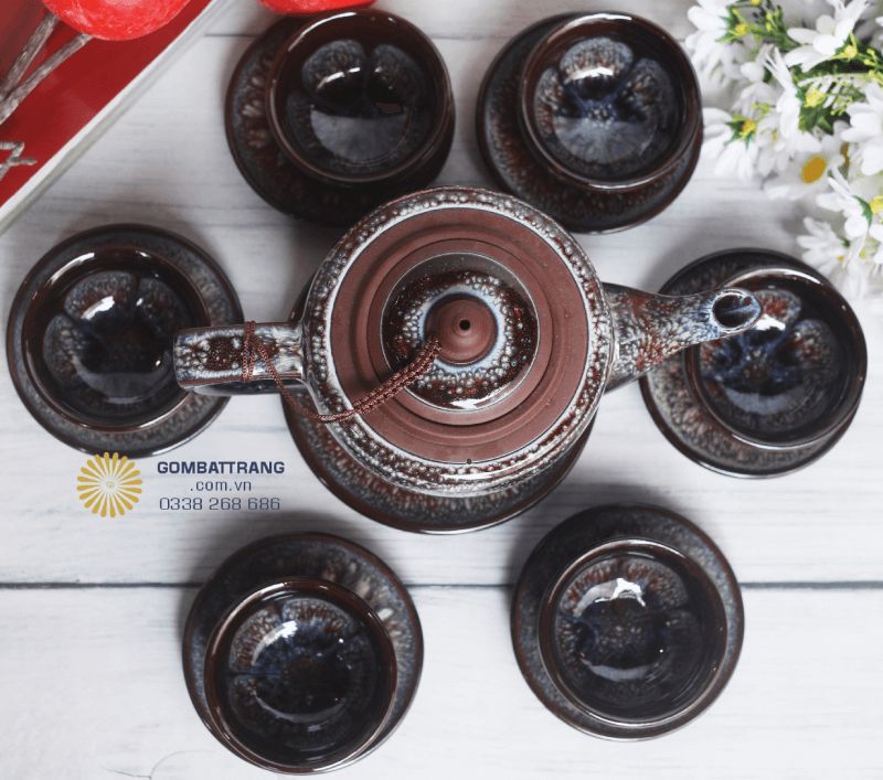 Bộ ấm chén này là lớp men hỏa biến – mỗi sản phẩm là một phiên bản độc nhất, mang nét nghệ thuật riêng biệt và đậm chất truyền thống