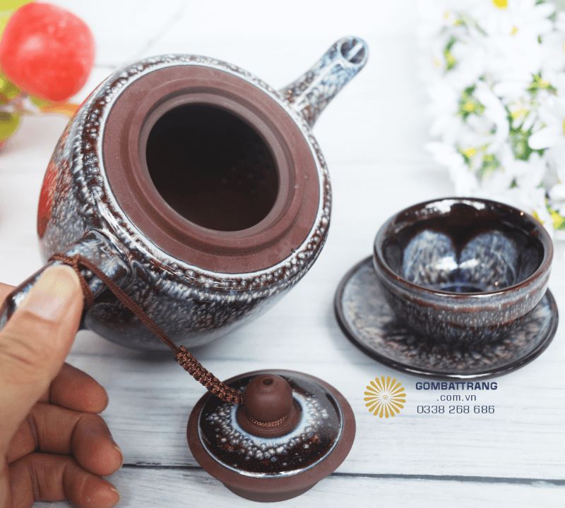Miệng vòi ấm cong nhẹ, liền mạch với thân, giúp rót trà mượt mà, không bị rò rỉ nước