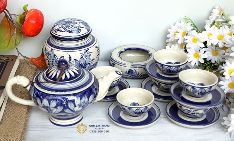 Bộ ấm chén hoa sen còn đi kèm gạt tàn và Lọ đựng trà giúp bảo quản trà khô luôn thơm ngon, giữ được hương vị nguyên bản