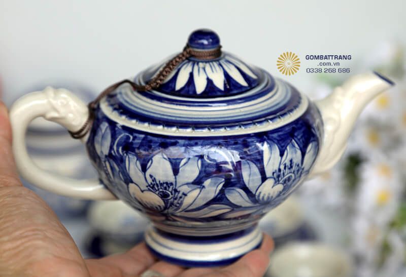 Ấm trà với thiết kế dáng tròn đầy đặn, thân ấm vẽ hoa sen nở rộ tượng trưng cho sự viên mãn và thịnh vượng