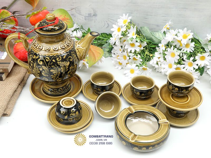 Bộ ấm chén trà bát tràng này đi kèm 6 chiếc chén nhỏ có kích thước vừa phải, phù hợp để thưởng thức từng ngụm trà thơm ngon