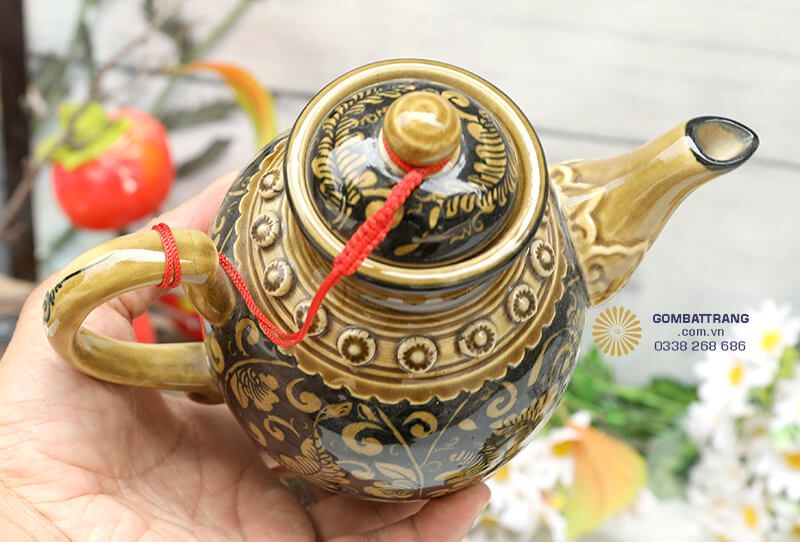 Chất liệu gốm sứ cao cấp được nung ở nhiệt độ cao giúp ấm trà giữ nhiệt tốt, bền đẹp theo thời gian