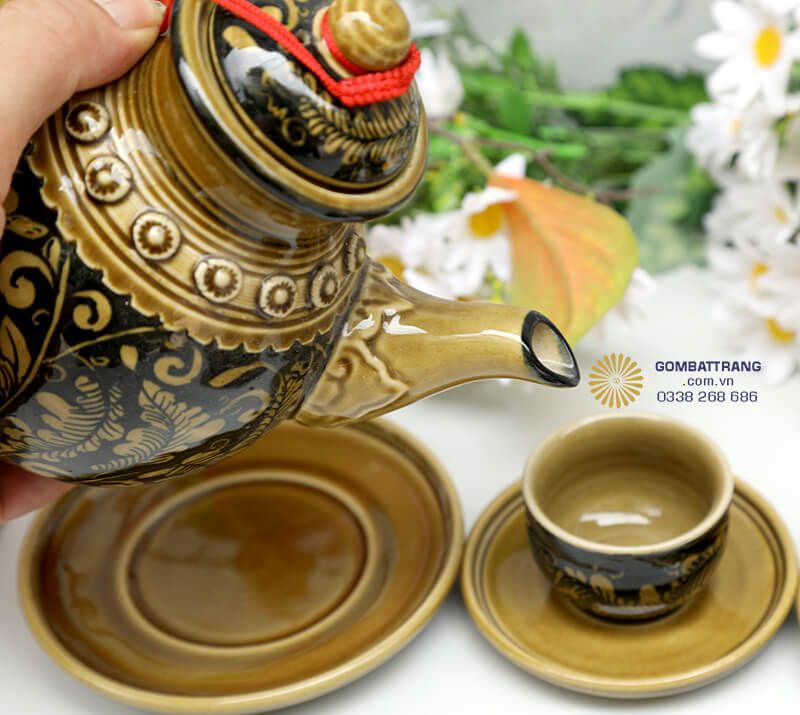 Trong phong thủy, bộ ấm chén bát tràng giá rẻ hoa văn cổ điển là vật phẩm mang lại nhiều điều tốt lành