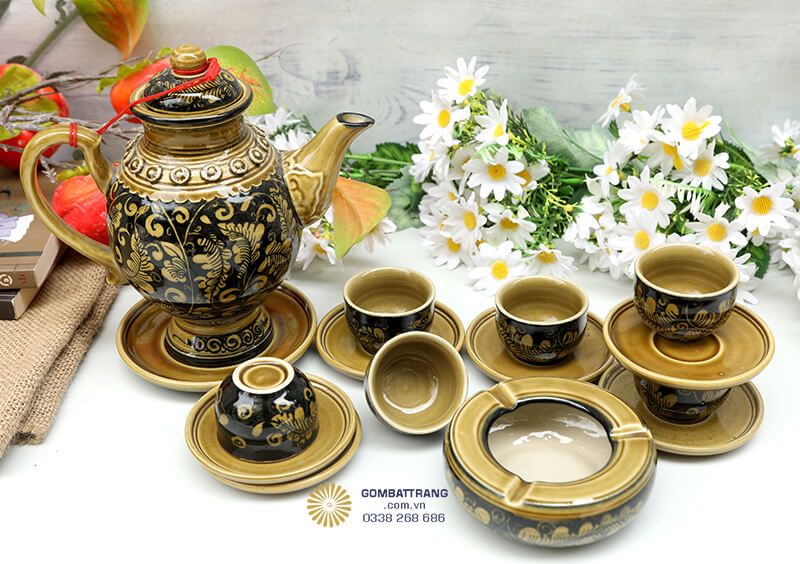 Thành chén dày vừa phải giúp giữ nhiệt tốt nhưng không quá nóng khi cầm, miệng chén tròn mịn màng tạo cảm giác thoải mái khi nhấp trà