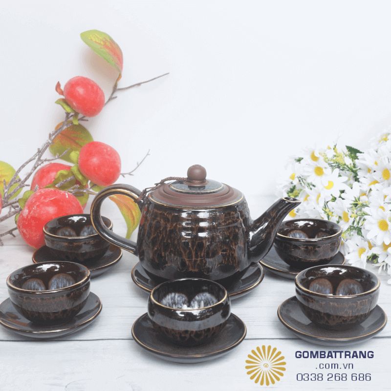 Bộ ấm chén gồm 1 ấm, 6 chén và 7 đĩa lót, đáp ứng trọn vẹn nhu cầu tiếp khách hoặc thưởng trà gia đình. Số lượng vừa đủ, tạo sự đồng bộ và tiện lợi khi sử dụng