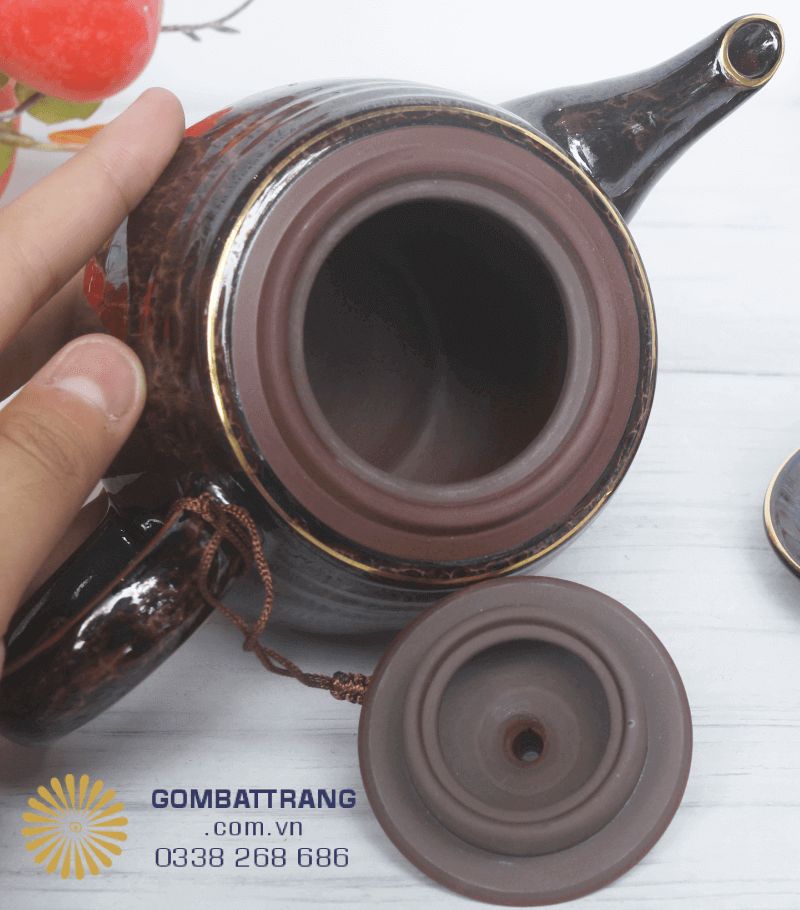 Phần tay cầm được thiết kế cong vừa vặn, giúp việc rót trà trở nên nhẹ nhàng và hạn chế trơn trượt khi sử dụng