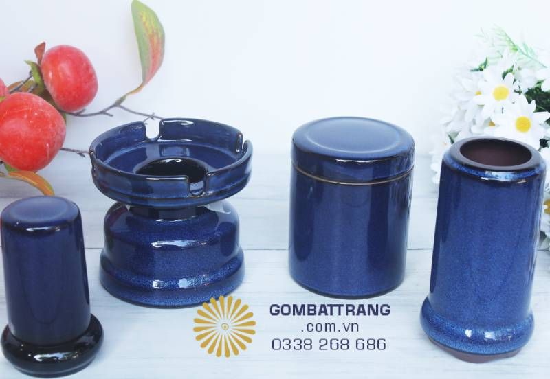 Một bộ ấm chén đầy đủ: ấm – chén – đĩa kê – khay trà, vừa tiện dụng khi tiếp khách, vừa trang trí phòng khách tinh tế. Sự hài hòa trong từng chi tiết tạo nên trải nghiệm trọn vẹn.