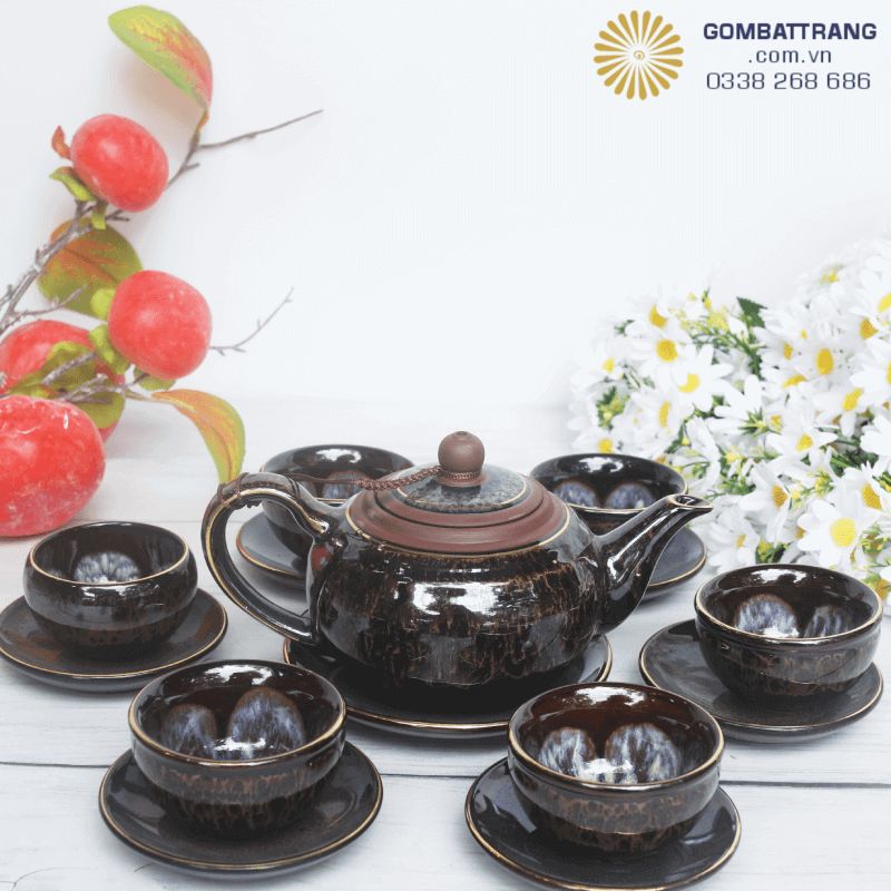 Bộ ấm chén gồm 1 ấm, 6 chén và đĩa lót đồng bộ, đáp ứng trọn vẹn cho một buổi trà sum vầy. Sự đồng đều trong số lượng mang lại cảm giác hài hòa, đầy đủ