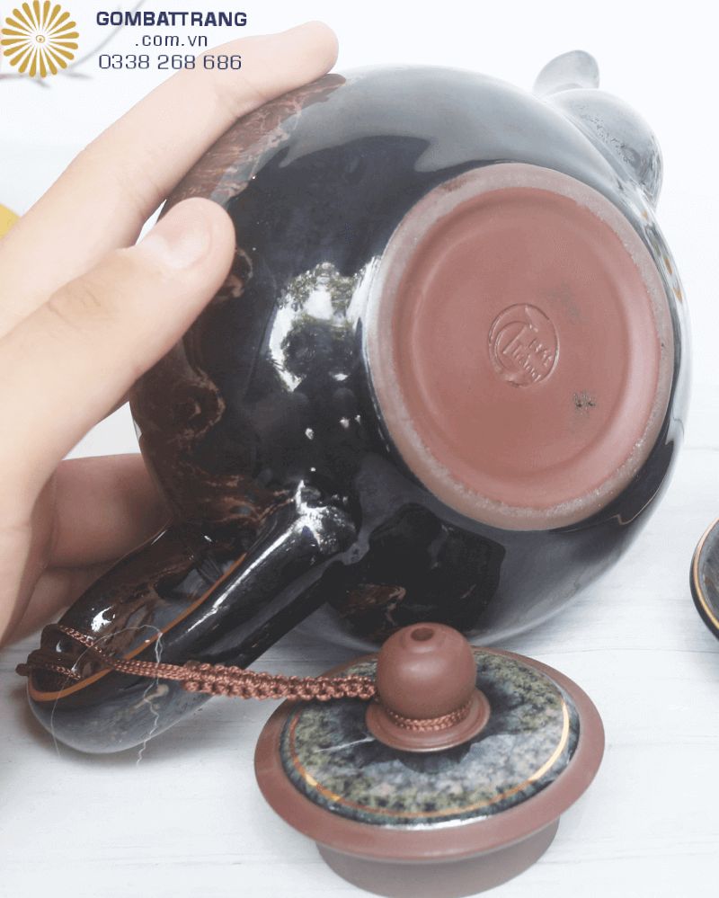 Gam màu trầm ấm phối hài hòa, dễ dàng kết hợp với mọi phong cách bàn trà từ cổ điển đến hiện đại