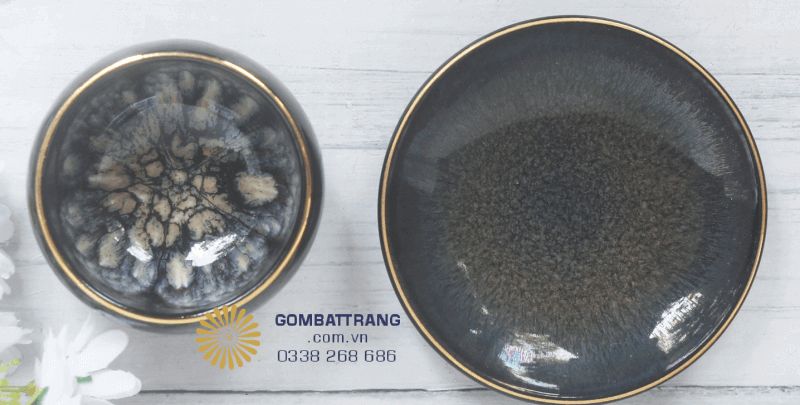 Hoa văn viền nhẹ trên đĩa lót mang phong thái tinh tế, như dấu nhấn khéo léo tôn lên vẻ đẹp tổng thể