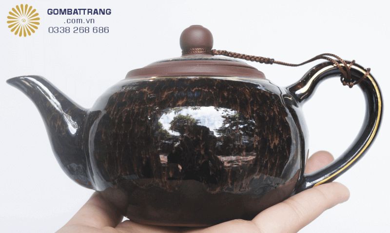 Dáng ấm vững chãi kết hợp với đường cong mềm mại, vừa tạo nét sang trọng vừa đảm bảo tính tiện dụng khi rót trà