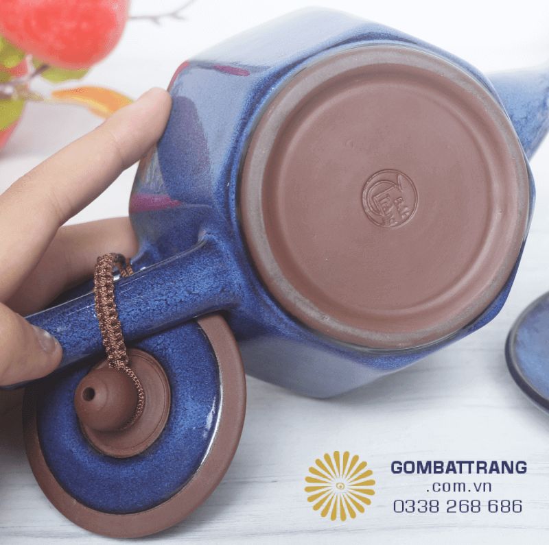 Logo “Bát Tràng” được khắc chìm ở đáy ấm như lời khẳng định về xuất xứ chính hãng và tinh hoa làng nghề. Nét khắc rõ ràng, cân đối cho thấy sự chăm chút của nghệ nhân, đảm bảo chất lượng và giá trị độc bản của sản phẩm