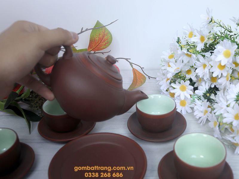 Lòng chén được tráng lớp men xanh ngọc vừa trang nhã lại vô cùng tinh tế