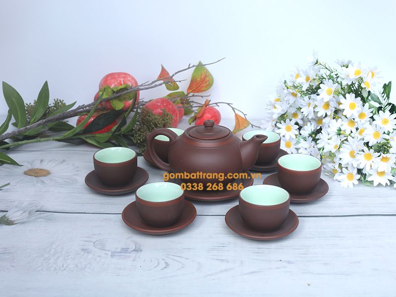 Chất lượng men bóng phủ bên ngoài bộ ấm trà cao cấp vô cùng tuyệt vời khi loại bỏ khả năng bám nước gây hoen ố.