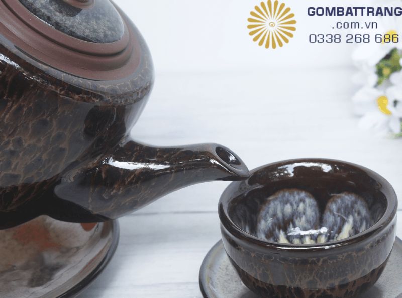 Tỉ lệ thân–vòi–quai giữ trọng tâm gần tay cầm nên khi đầy nước vẫn ít mỏi cổ tay. Bề mặt quai có tiết diện đủ dày để bấu chắc, thao tác rót liên tục vẫn ổn định