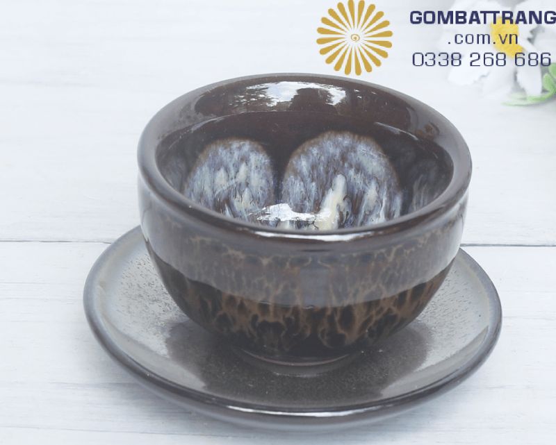 Gõ rất nhẹ vào thân ấm sẽ nghe tiếng vang trong, dấu hiệu xương gốm kết khối tốt. Khi rót, âm dòng trà đều và nhỏ—ít “rẹt” ở miệng vòi, cho cảm giác rót êm tay. “Tiếng gốm ngân mảnh, hương trà thong thả.”