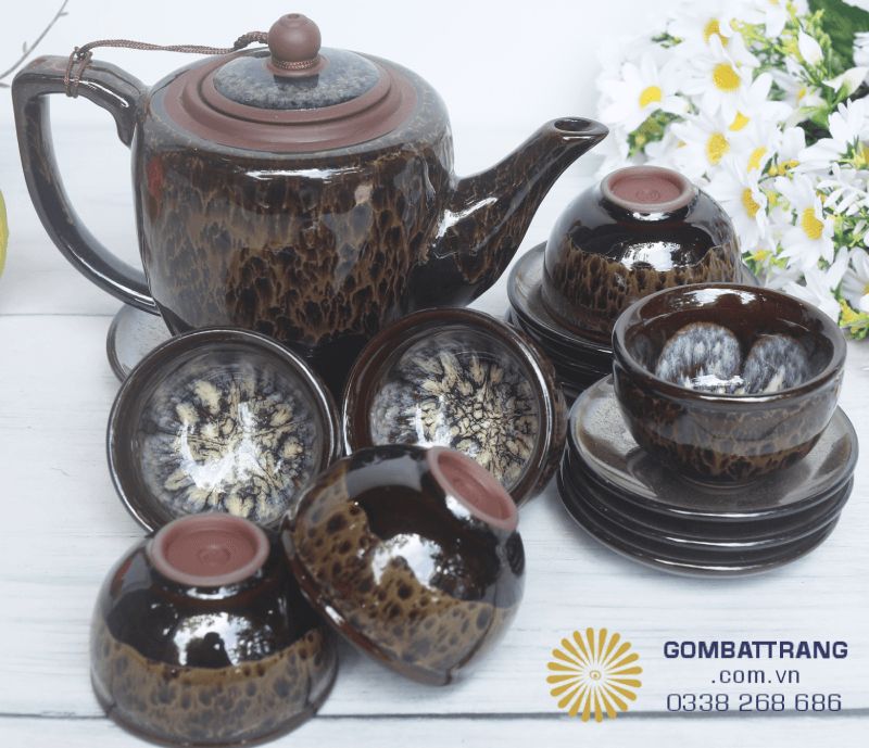 Phù hợp decor, tiếp khách 4 - 6 người và làm quà biếu nhờ hình khối gọn, men bền màu. Sau khi dùng, tráng nước ấm, lau khô rồi để thoáng; tránh chất tẩy mạnh, tránh nắng gắt và cất kèm gói hút ẩm để giữ men luôn bóng