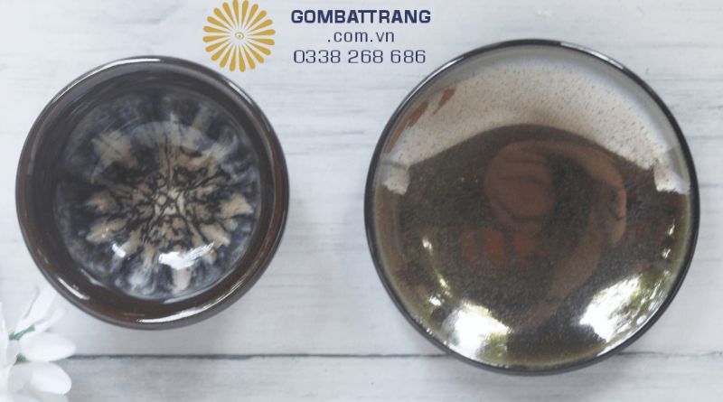 Không đặt trực tiếp ấm lên bếp; dùng ấm đun riêng rồi rót sang để tránh sốc nhiệt. Lúc vệ sinh, chờ ấm nguội tự nhiên, rửa với nước ấm và miếng mềm để bảo toàn lớp men và viền trang trí